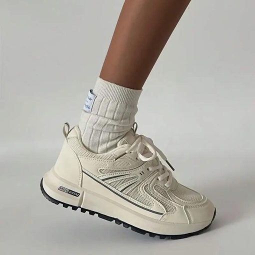 어느 의상에나 잘 어울리는 심플한 디자인의 스니커즈 HQ-904